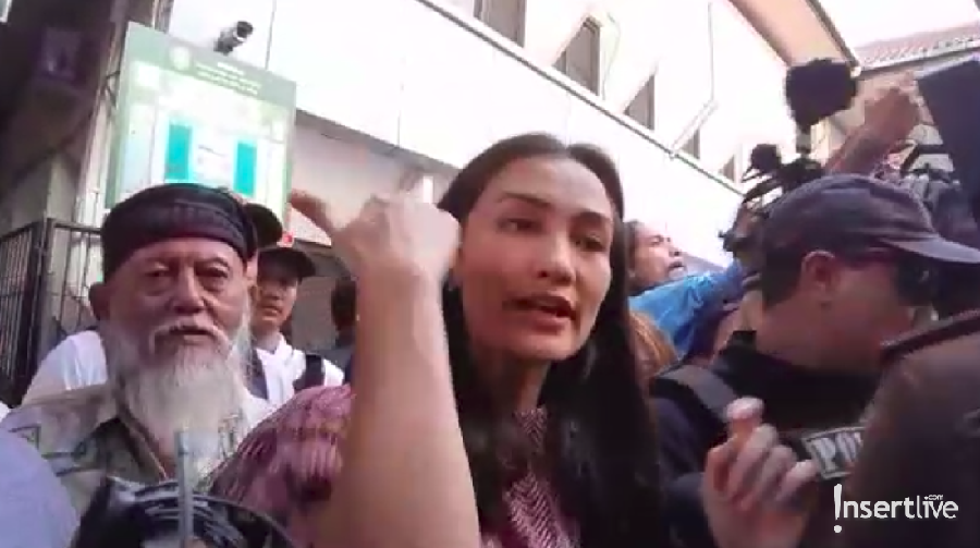 Atiqah Hasiholan menolak permintaan wawancara setelah sidang putusan Ratna Sarumpaet.