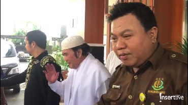 img-title Rhoma Irama Tak Antarkan Ridho Rhoma ke Rutan Salemba