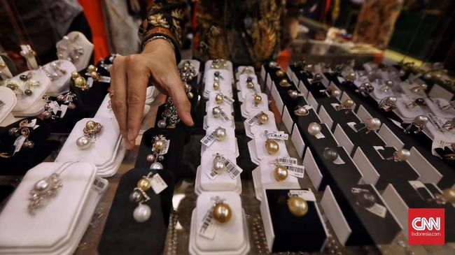 Percuma Bunga Turun Kalau KUR Sulit Ditembus Pelaku UMKM Penurunan bunga KUR yang dilakukan pemerintah dari 7 persen jadi 6 persen dinilai tak membantu UMKM karena akses mereka mendapatkan fasilitas itu masih sulit.