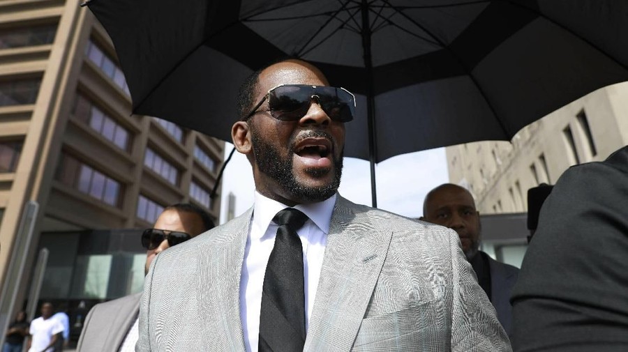 Lanjutan kasus pelecehan seksual anak di bawah umur yang melibatkan R Kelly. Ia pun kini masih ditahan atas kasus tersebut.