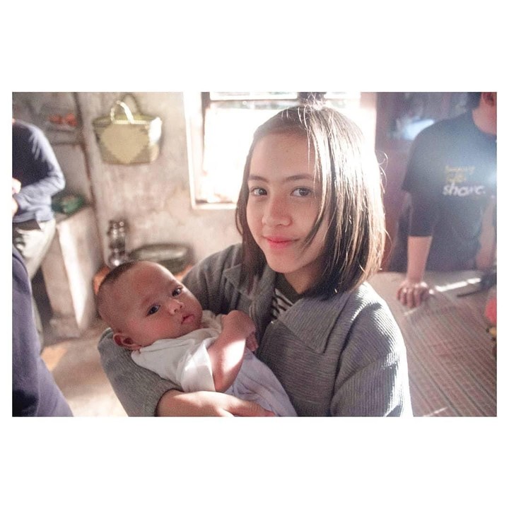 Adhisty Zara atau dikenal dengan Zara adalah artis dan anggota grup JKT48. Gadis berbakat ini juga dikenal dekat banget dengan anak-anak, Bun. (Foto: Instagram @jkt48.zara)