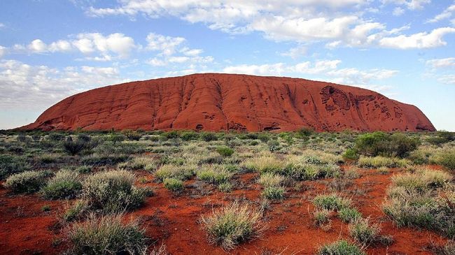 Bukit batu Uluru di Australia resmi ditutup secara permanen untuk para pendaki mulai Jumat (25/10) malam.