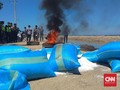 Demo PT Garam, Warga Pamekasan Tutup Jalan dengan 5 Ton Garam