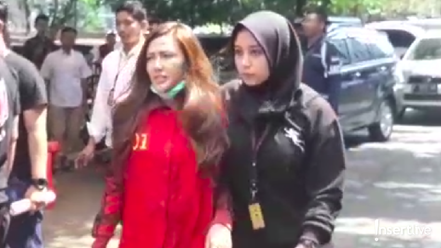 Rey Utami dan Pablo Benua sudah mengenakan seragam tahanan.