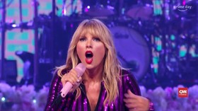 VIDEO: Taylor Swift Sindir Scooter Braun di Konser