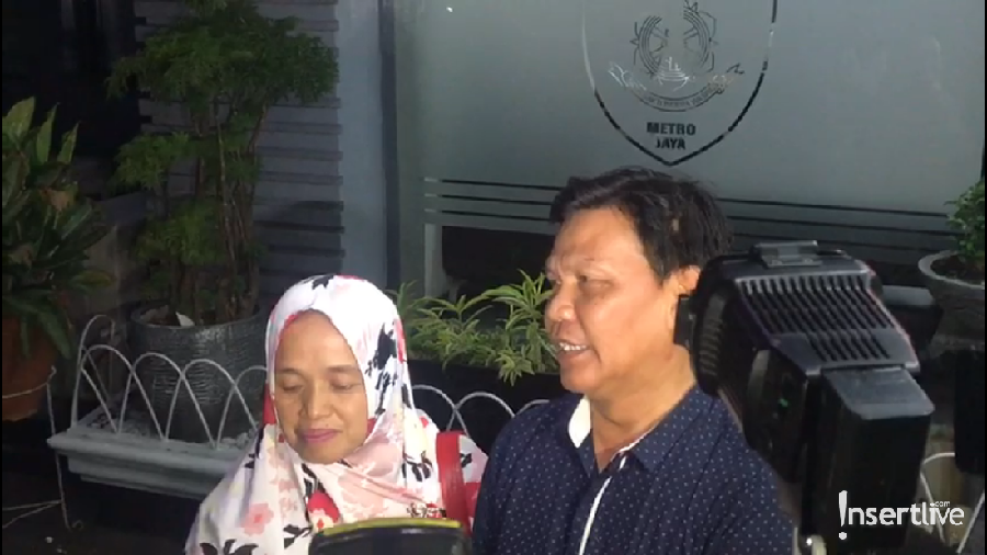 Orangtua Rey Utami kaget mendengar kabar bahwa putrinya ditangkap polisi.