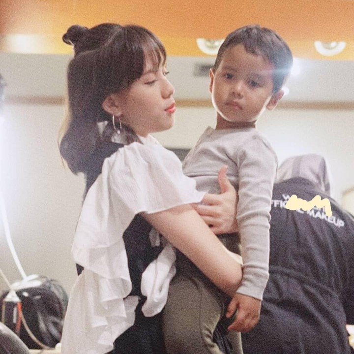 Enggak cuma dengan Widuri, Zara juga dekat banget sama adik Widuri, Den Bagus Satrio Sasono. Gemas ya, Bun? (Foto: Instagram @jkt48.zara)