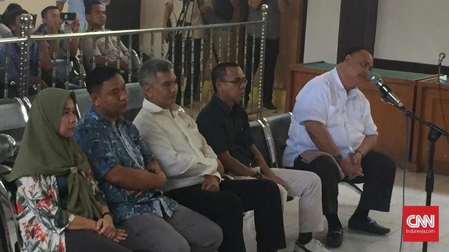 Komisioner KPU Palembang Divonis 6 Bulan Penjara Lima komisioner KPU Palembang terbukti secara sah dan meyakinkan menghilangkan hak pilih warga. Mereka divonis 6 bulan penjara dengan masa percobaan 1 tahun.