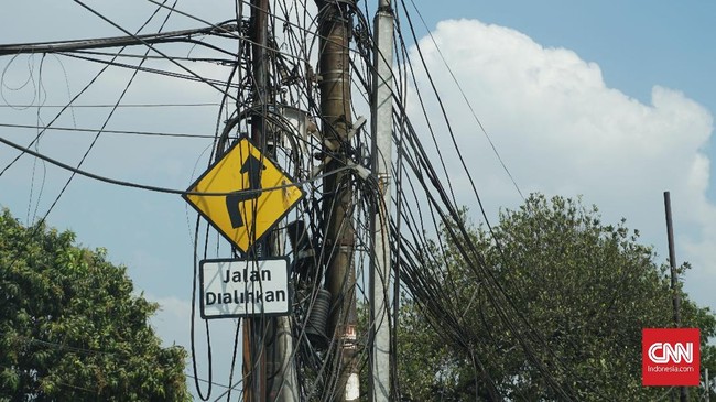Seorang pemuda meninggal dunia karena tersengat listrik di kawasan Serdang, Jakarta Pusat, yang tergenang air sejak Rabu (1/1) dini hari.