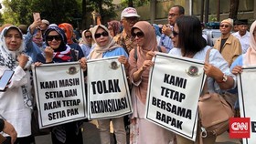 Tolak Rekonsiliasi, Emak-emak Demo di Depan Rumah Prabowo