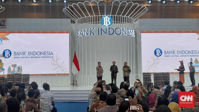 Presiden Joko Widodo (Jokowi) mengaku bakal giat menyodorkan produk kreatif UMKM ke pasar global di tengah kondisi ekonomi yang lesu.