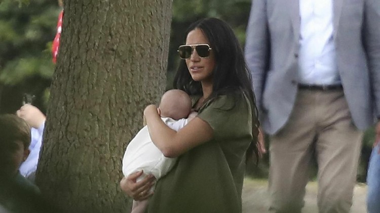 Pertama kali tampil di publik, Meghan Markle dikriktik terkait caranya menggendong si kecil Archie.