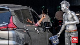 Satpol PP Tangkap Manusia Silver Pamer Alat Kelamin di Tulungagung