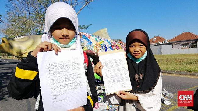 Protes Sampah Impor, Anak-anak di Jatim Surati Donald Trump Anak-anak di Jawa Timur mengirim surat protes ke Donald Trump karena Amerika diduga mengekspor sampah plastik yang terkontaminasi limbah beracun ke Indonesia.