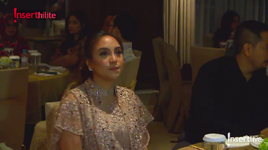 Salmafina terlihat membuang muka dari ayahnya.