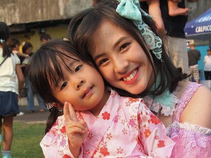 Kedekatan Pemeran 'Dua Garis Biru', Zara JKT48 dan Anak-anak