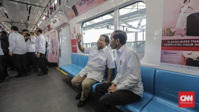 Presiden Jokowi memberikan sambutannya setelah bertemu dengan Prabowo Subianto. Dia menyatakan tak ada lagi yang namanya 'cebong' dan 'kampret'.
