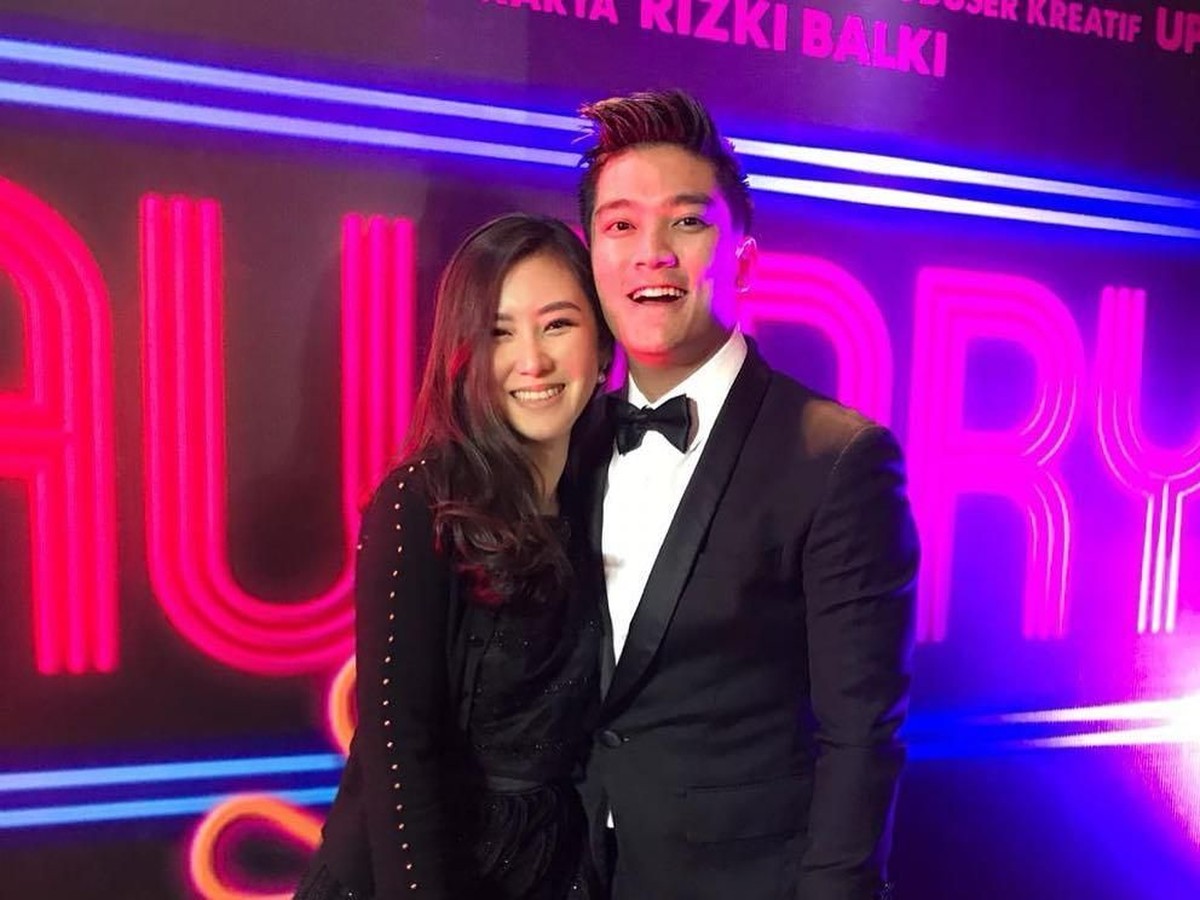 Resmi melamar sang kekasih&comma; Karen Vandela kemarin Jum'at &lpar;12&sol;7&rpar;&period; Ini 7 potret kemesraan keduanya dalam berbagai momen&period;