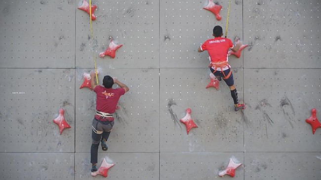 Atlet panjat tebing Indonesia, Alfian Muhammad Fajri, menjadi juara dunia panjat tebing di IFSC Climbing World Cup Chamonix, Perancis.