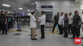 Jokowi Berpelukan dengan Prabowo di MRT Lebak Bulus