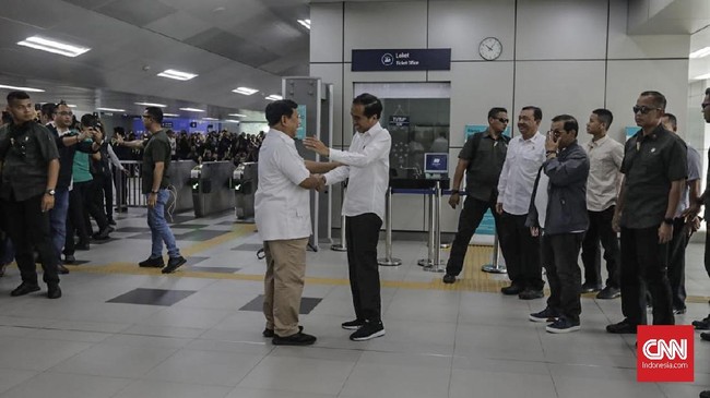 Prabowo Subianto dan Jokowi akhirnya bertemu. Pertemuan keduanya terjadi di stasiun MRT Lebak Bulus, Sabtu (13/7).