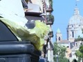 VIDEO: Tumpukan Sampah Penuhi Tepi Jalan di Roma