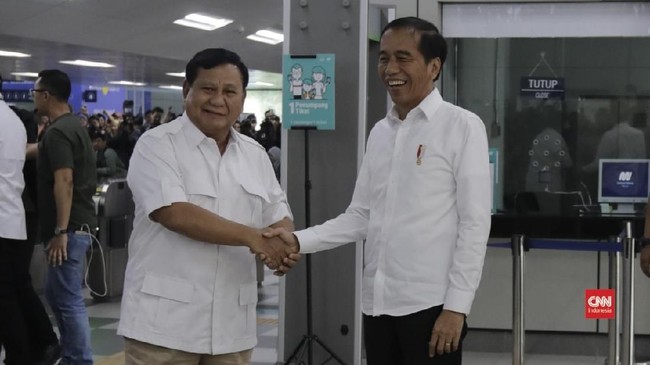 Prabowo mengucapkan "selamat bekerja" kepada Jokowi dan berjanji akan senantiasa bersama rakyat Indonesia mengawal pemerintahan selama 5 tahun ke depan.