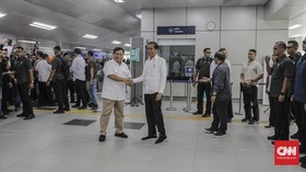Histeria Warga 'Tonton' Pertemuan Prabowo dan Jokowi di MRT