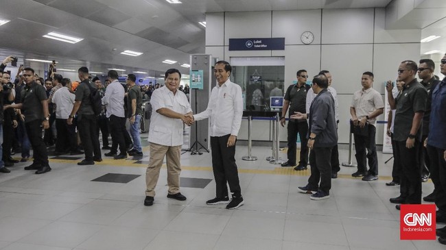 Sabtu (13/7), Prabowo Subianto bertemu dengan Jokowi di MRT Lebak Bulus. Warga di stasiun MRT yang melihatnya langsung pun menjadi histeris.