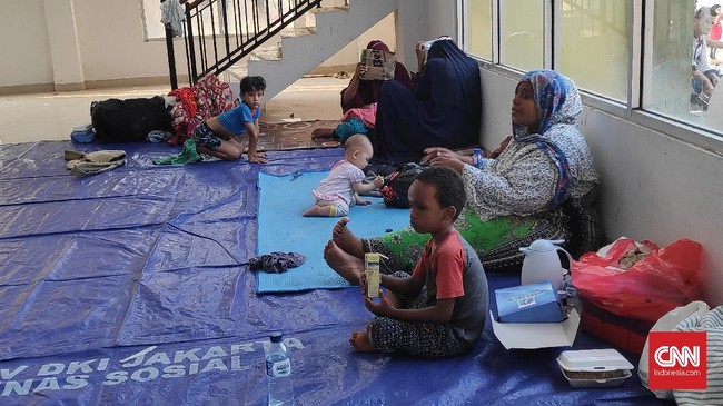 Dinas sosial DKI Jakarta akan membagikan daging kurban yang telah diolah menjadi makanan siap saji untuk pengungsi sejumlah negara di Kalideres, Jakarta Barat.