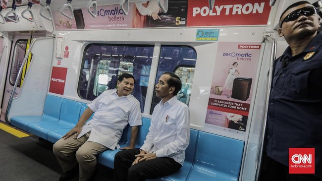 Ketika naik MRT bersama Jokowi, Prabowo memuji moda transportasi terbaru Indonesia dan rasanya seperti di luar negeri.