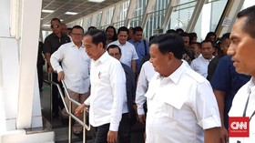 Perempuan Terobos Paspampres Salami Jokowi dan Prabowo