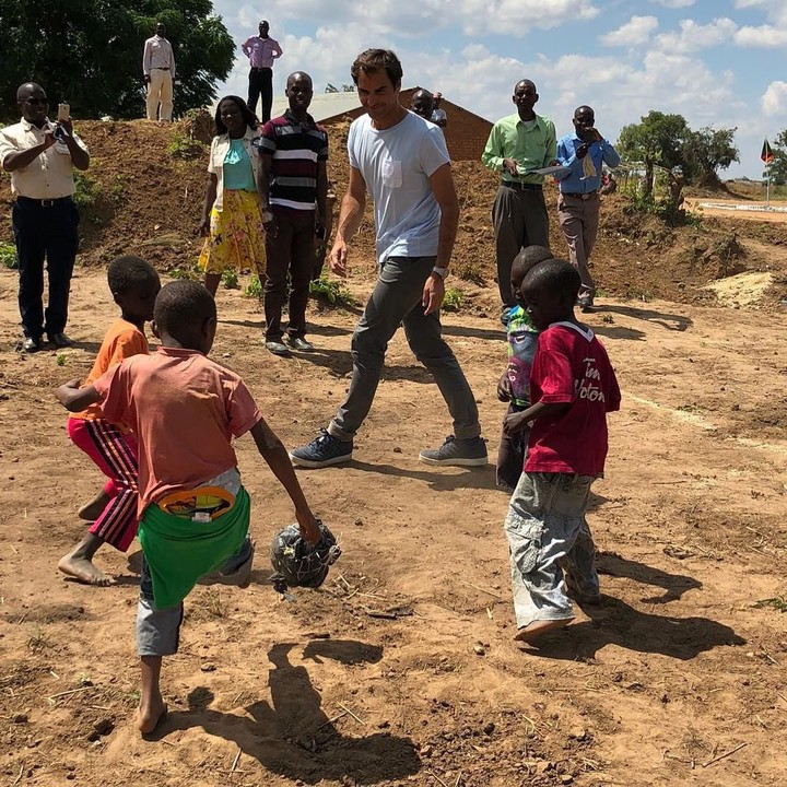 Bukan main tenis, kali ini Federer ditantang anak-anak main sepakbola. Bisa enggak ya? (Foto: @rogerfederer.foundation)