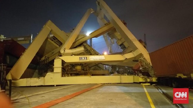 Kantor Kesyahbandaran dan Otoritas Pelabuhan (KSOP) Kelas I Tanjung Mas melakukan pemeriksaan paska insiden kapal kontainer yang menabrak crane bongkar muat.