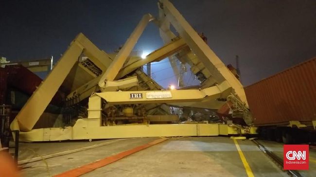 KSOP Periksa Insiden Kapal Tabrak Crane di Tanjung Mas Kantor Kesyahbandaran dan Otoritas Pelabuhan (KSOP) Kelas I Tanjung Mas melakukan pemeriksaan paska insiden kapal kontainer yang menabrak crane bongkar muat.