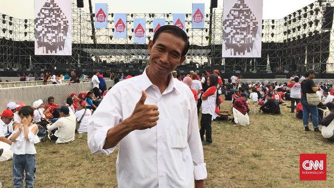 Miharja Adiwinata, pria mirip Jokowi jadi rebutan relawan yang datang untuk berfoto bersama di arena syukuran relawan di Sentul.