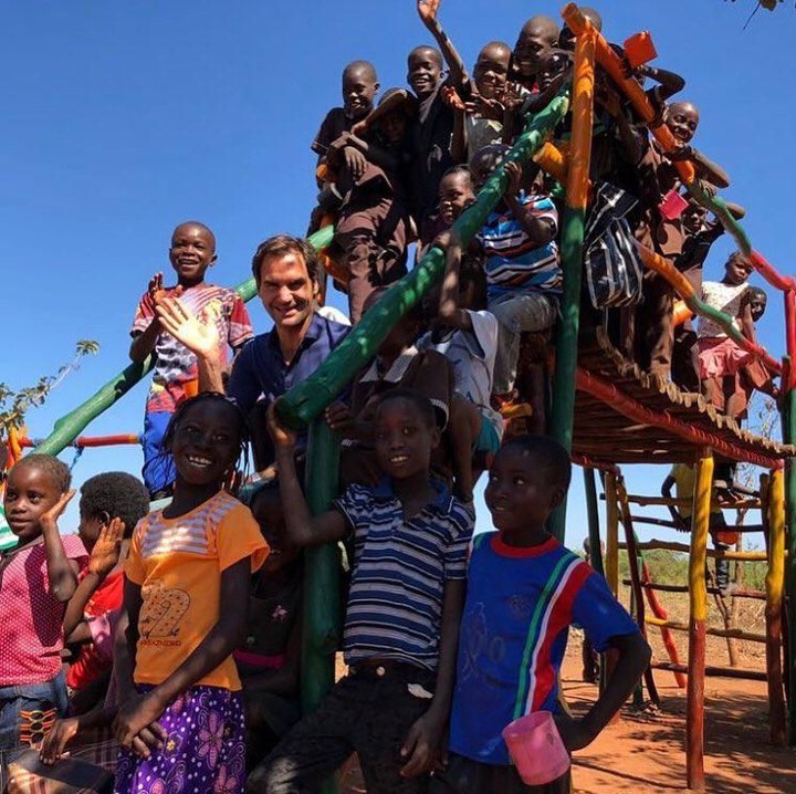 Gimana, Bun? Jadi semakin mengidolakan Federer kan? Ayah sekaligus petenis profesional dunia ini patut dicontoh ya. (Foto: Instagram @rogerfederer.foundation)