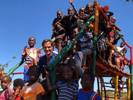 8 Potret Kedekatan Petenis Dunia, Roger Federer dengan Anak-anak