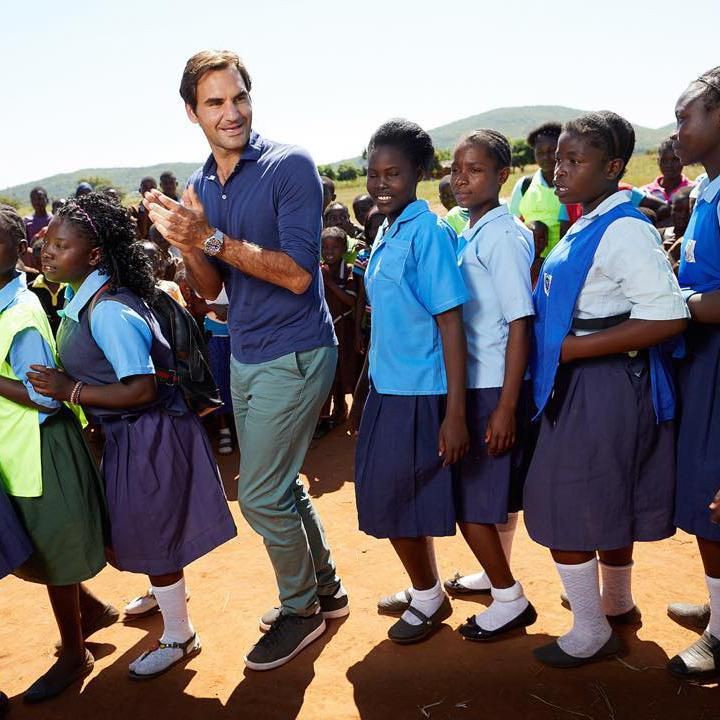 Kira-kira ini lagi apa ya? Kelihatannya seru banget bareng anak-anak perempuan di Afrika. (Foto: Instagram @rogerfederer.foundation)