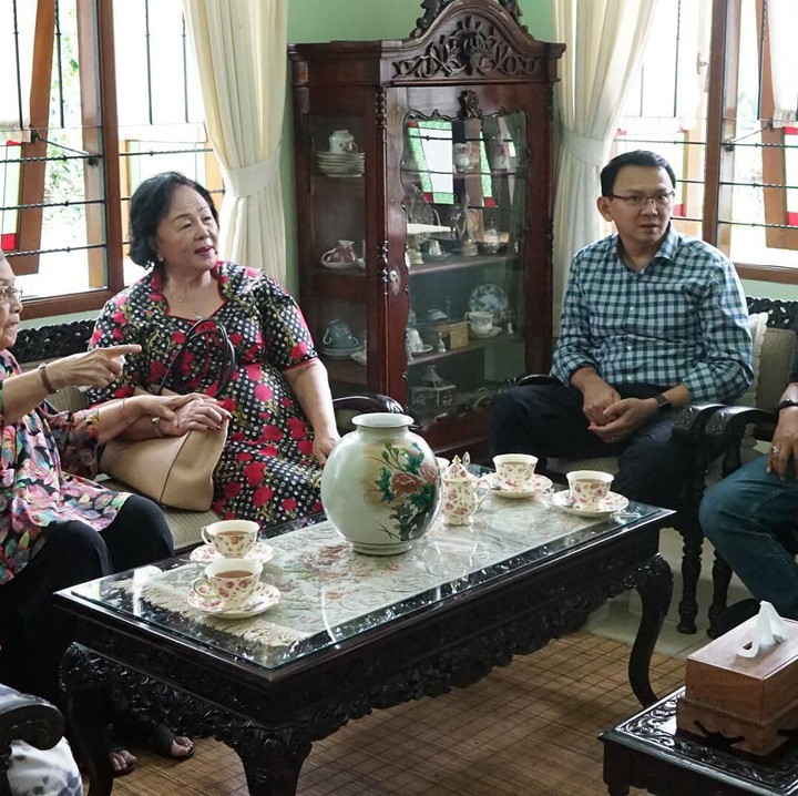 <p> Ini momen lain kebersamaan sang ibu yang menemani Ahok, Bun. (Foto: Twitter @basuki_btp)</p>