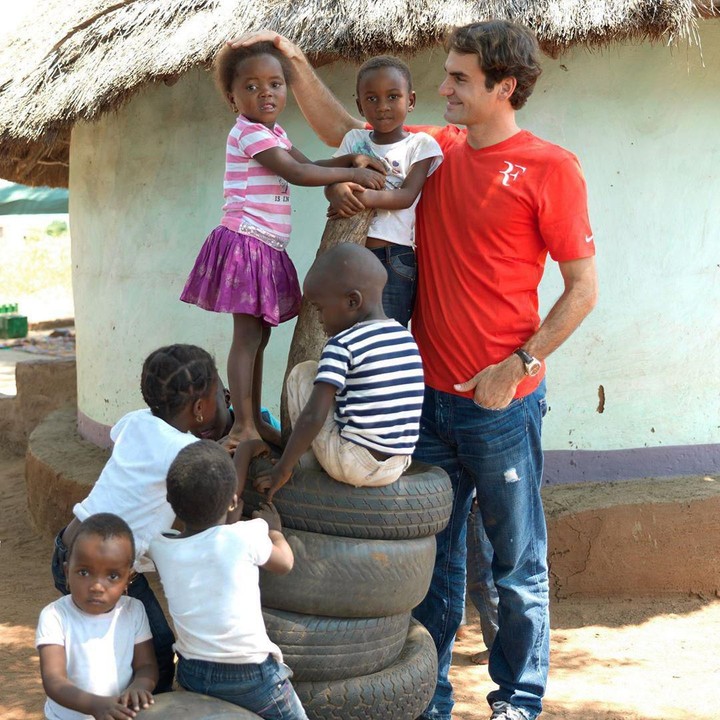 Bukan cuma jago main tenis, Roger Federer juga berjiwa sosial. Pria 37 tahun ini membangun yayasan Roger Federer Foundation untuk pendidikan anak-anak. (Foto: Instagram @rogerfederer.foundation)