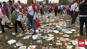 Sampah Kotak Makan Berserakan di Syukuran Nasional Jokowi