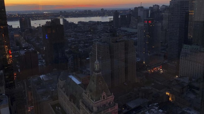 Kota New York, AS mengalami pemadaman listrik hingga Prancis hendak membentuk unit militer luar angkasa meramaikan peristiwa akhir pekan lalu.