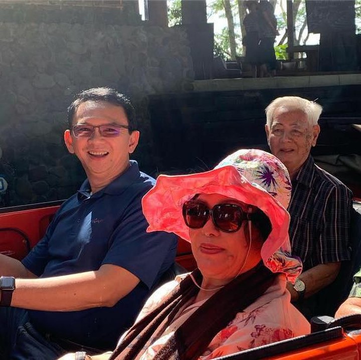 <p>Menyetir sediri kendaraannya, Ahok mengajak ibunda tercinta dan keluarga keliling Bali. Wah, seru banget ya? (Foto: Instagram @basukibtp)</p>