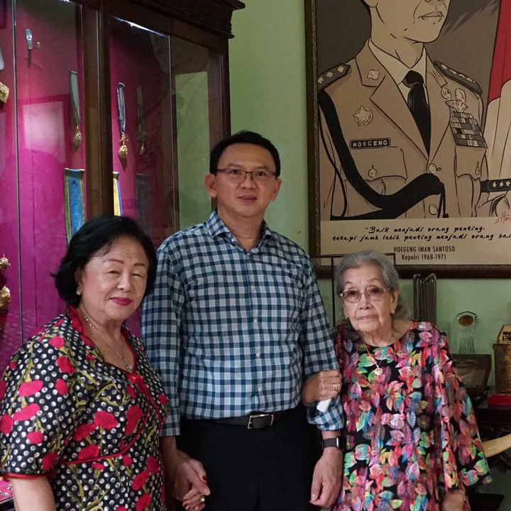 <p>Ahok memang terkenal dekat dengan sang ibu. Enggak jarang, pria 53 tahun itu mengajak Buniarti ke berbagai acara. Salah satunya saat mengunjungi Ibu Meriyati Hoegeng, istri mantan Kapolri, almarhum Hoegeng Imam Santoso. (Foto: Twitter @basuki_btp)<br /><br /></p>