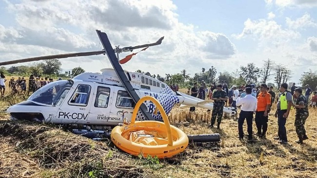 Helikopter dilaporkan sudah kontak dengan menara bandara dan mendapatkan izin mendarat, namun mengalami insiden jatuh di luar pagar bandara.