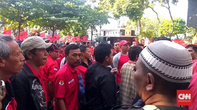 Seorang pria yang disebut penyusup digiring keluar ruangan konsolidasi PDIP se-Surabaya. Sempat ada aksi pemukulan pada pria tersebut.