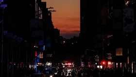 Mati Lampu Usai, Warga New York Bersorak Sorai