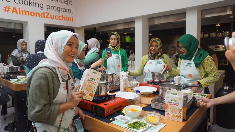 Serunya Para Bunda Masak Bubur Manado untuk MPASI Promina Home Made mengajak 60 bunda dan juga Cherly Juno (eks Cherrybelle) untuk memasak bubur Manado dengan bahan-bahan Promina Home Made.