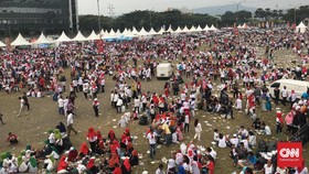 'Gelombang' Kaus Putih Berwajah Jokowi-Ma'ruf di Sentul